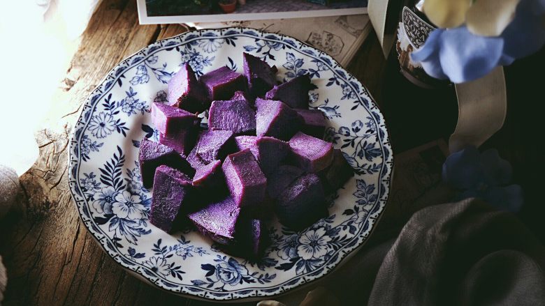 快手 健康免油炸的 拔丝紫薯,蒸好后切块 去皮，放凉备用