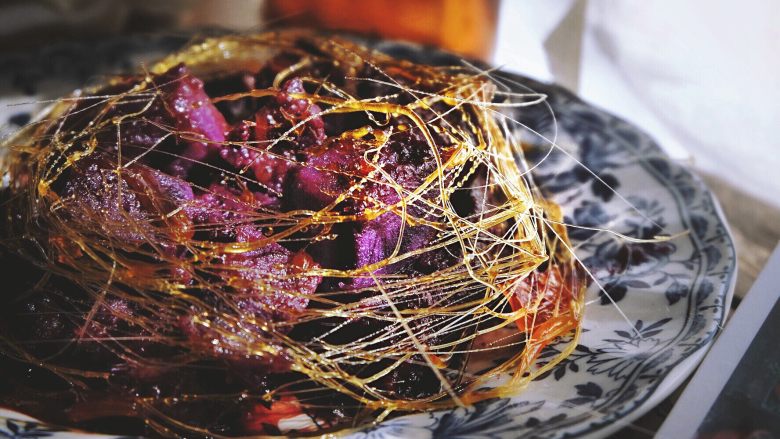 快手 健康免油炸的 拔丝紫薯,成品颜色靓丽 紫薯和金黄的糖丝搭配着很好看，外壳酥脆 内里软糯