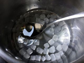 覆盆子雪葩,单晶冰糖、葡萄糖浆加清水130ml，小火熬煮至糖完全溶解。（如果你用白糖，请将水量减少30ml。冰糖要煮一会儿才溶解，所以多余的30ml水是留给挥发用的。）