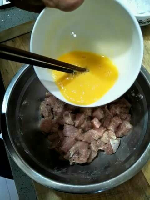 菠萝古老肉,腌制好的肉，放入半个鸡蛋