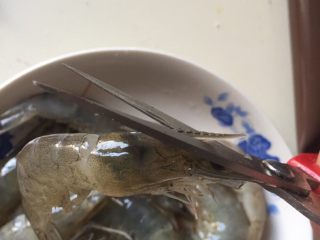 一虾两吃,用食物剪将虾头上的刺剪掉。这样就不容易戳到自己了。
