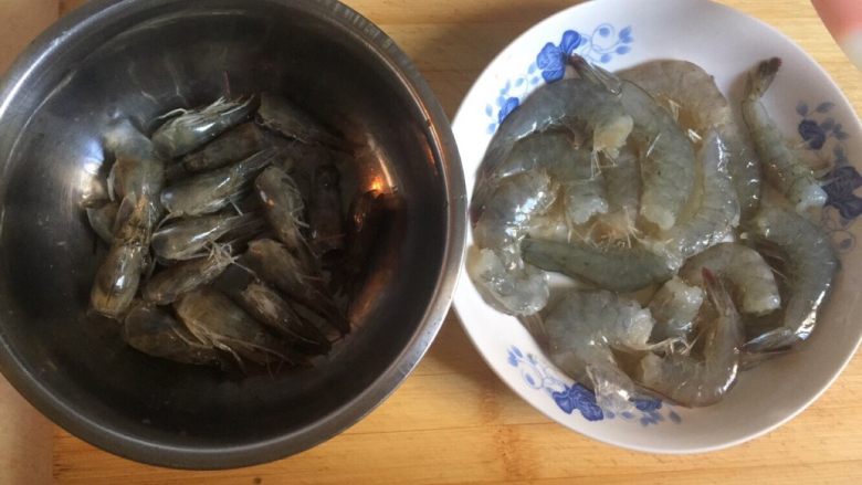 一虾两吃,将虾头摘除，与虾身分开装盘备用。