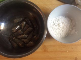 一虾两吃,准备好淀粉，让虾头全部裹上淀粉。