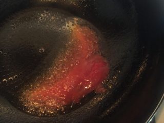 一虾两吃,锅内重新放油，倒入番茄酱，加入虾仁煸炒至虾身卷曲发红，即可出锅。
