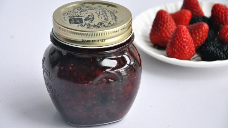 草莓桑葚酱,将果酱放入冰箱冷藏保存，不开封处理好的果酱可以保存半年， 开封后建议在半月内吃完。
