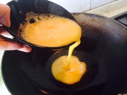 菌菇炒蛋,锅热，倒油，平时，倒油下去，烧两三秒，就可以把菜倒下去。但是，这个炒鸡蛋的油，要稍微热一点。否则，倒下去，蛋液会粘锅。