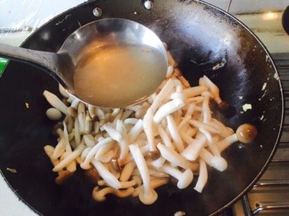 菌菇炒蛋,因为烧了腌笃鲜，所以舀了一勺。煮五分钟。