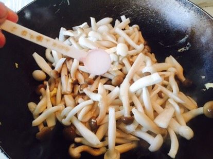 菌菇炒蛋,加了一勺半盐。