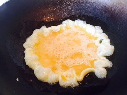 菌菇炒蛋,油热了，鸡蛋液倒下去，就是这种情况。会泡发起来。