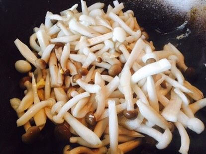 菌菇炒蛋,翻炒后，让油更均匀包裹菌菇，会散发出香味。