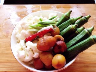 蔬菜大杂烩,栗子我是煮熟备用的，沸水煮10分钟即可。花菜掰小颗，小米椒洗净备用，蒜苗切斜段备用，秋葵洗净切小段备用。