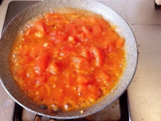蔬菜大杂烩,烧热锅，加少许橄榄油将蒜末先煸炒香，立即倒入西红柿转小火，加入适量海盐+糖（糖可以吊出番茄的酸味）熬成汁备用。