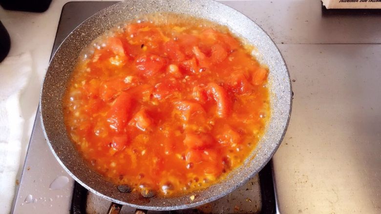 蔬菜大杂烩,烧热锅，加少许橄榄油将蒜末先煸炒香，立即倒入西红柿转小火，加入适量海盐+糖（糖可以吊出番茄的酸味）熬成汁备用。