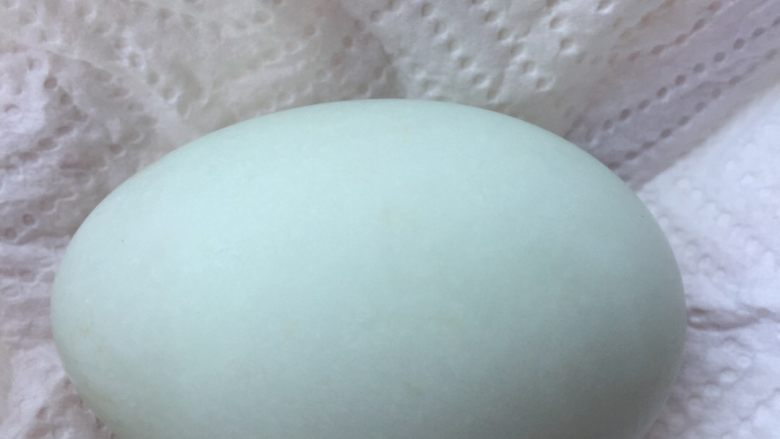 自制咸鸭蛋,用厨房纸巾把鸭蛋擦干，不能有一点水