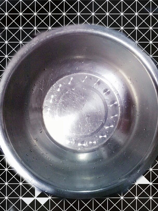 泡椒鸡骨,准备好盘子装烧开的水，凉开，用于冷却