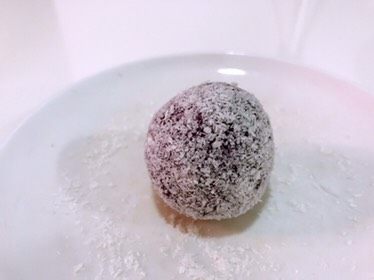 紫薯草莓雪球,放到盘里轻轻地摇动，直至整个紫薯都均匀粘上椰蓉。