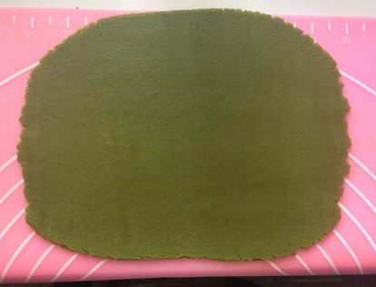 小清新西瓜饼干,另一份抹茶面团也是揉均匀，接着揉成15厘米的粗条。然后擀成13_14厘米的面片备用。