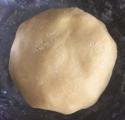 小清新西瓜饼干,搅拌均匀后，用手揉捏成表面光滑的面团。