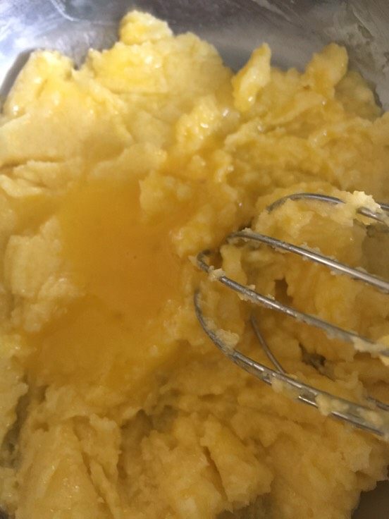 小清新西瓜饼干,蛋液打散后，分两到三次加入黄油中，用蛋抽搅匀，使蛋液和黄油充分融合。