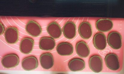 小清新西瓜饼干,切好后，都平铺在硅胶垫上，准备<a style='color:red;display:inline-block;' href='/shicai/ 668'>黑芝麻</a>和镊子，开始装饰西瓜的籽了