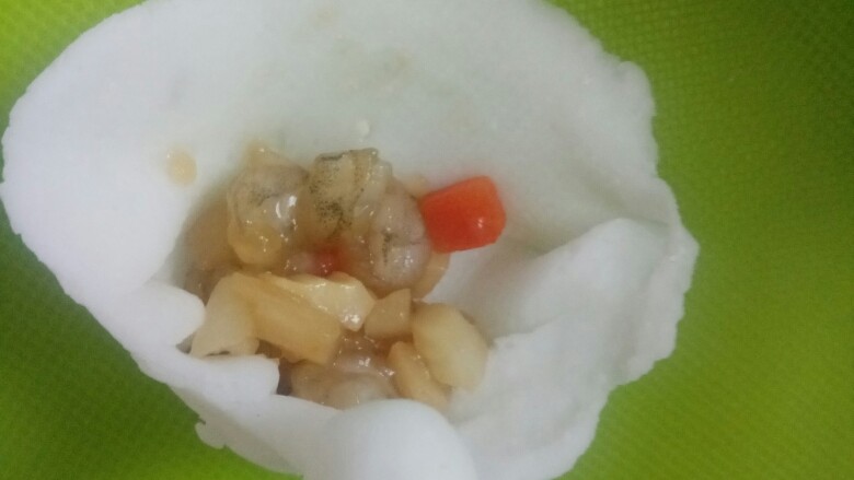 天鹅虾饺,捏好褶皱之后放入馅，不要太多，有的食材加热膨胀会撑破水晶皮