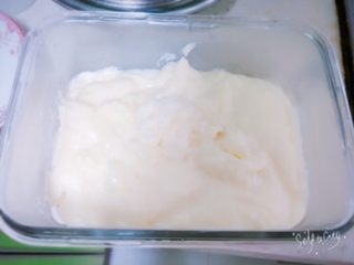 椰蓉牛奶小方,准备一个玻璃饭盒，在底部撒满椰蓉，将小奶锅里的内容物倒入饭盒中，将饭盒轻轻左右晃动使其平整。盖好盖子放入冰箱冷藏