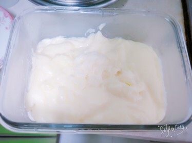 椰蓉牛奶小方,准备一个玻璃饭盒，在底部撒满椰蓉，将小奶锅里的内容物倒入饭盒中，将饭盒轻轻左右晃动使其平整。盖好盖子放入冰箱冷藏