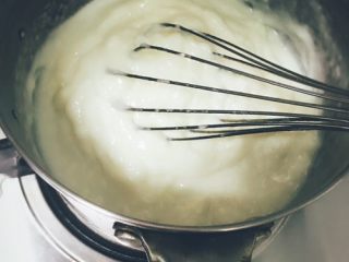椰蓉牛奶小方,煮沸后立即加入之前搅拌好的牛奶淀粉液，快速搅拌好成糊状