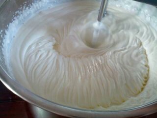 浮云卷,打发奶油至9分，硬些才能起，还可准备些水果粒
