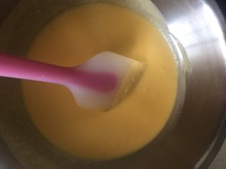 浮云卷,牛奶加热至50度左右，不超过60度，缓缓加入蛋黄糊中，如有颗粒可过筛一次