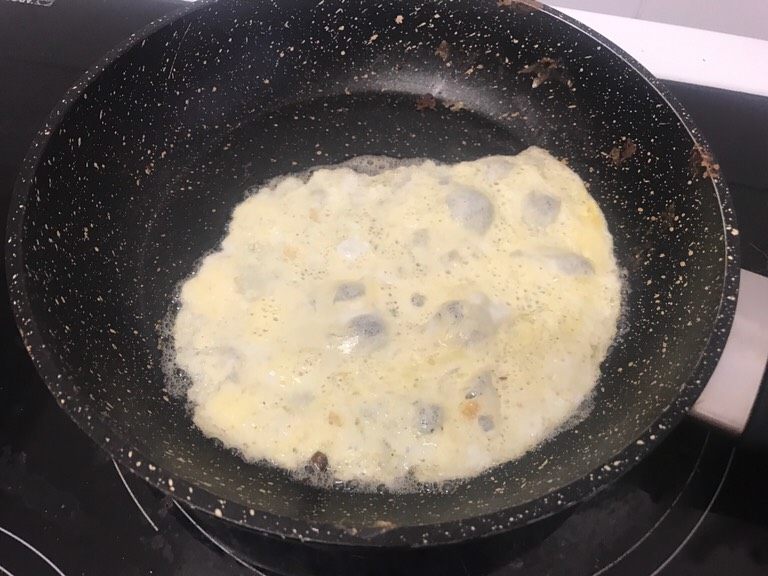 美好法式早餐🍞超簡易,不沾鍋放入奶油，把「剩下的牛奶蛋液」倒入，煎熟