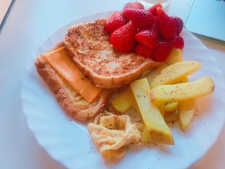 美好法式早餐🍞超簡易,洗好新鮮草莓，所有完成食品擺盤。
法式吐司、草莓淋上蜂蜜；薯塊、散蛋撒上適量鹽及胡椒粉
完成!!!