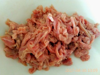 泡椒牛肉,牛肉切丝放入适量的胡椒粉和淀粉，加入鸡蛋清，顺时针抓匀腌制。