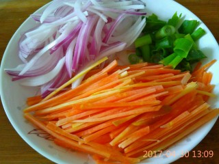 泡椒牛肉,胡萝卜切丝，洋葱切丝，大葱叶子切小段。