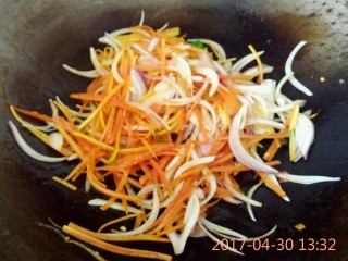 泡椒牛肉,胡萝卜炒半分钟，下洋葱丝，放入适量的盐。