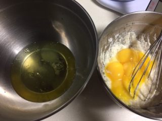 蓝天白云蛋糕卷,把蛋清分在一个无油无水的打蛋盆里放置一边。