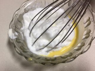 蓝天白云蛋糕卷,取出30克打发好的蛋清到小份的蛋黄糊里，用刮刀翻拌均匀。