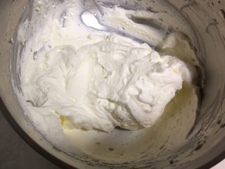 蓝天白云蛋糕卷,180克淡奶油加入15克细砂糖打发至十分发。