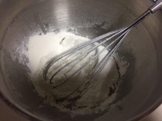 蓝天白云蛋糕卷,筛入低粉划“Z”字搅拌至无颗粒。