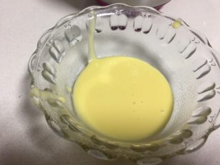 蓝天白云蛋糕卷,分出30克蛋黄糊在一个小碗里放在一边。