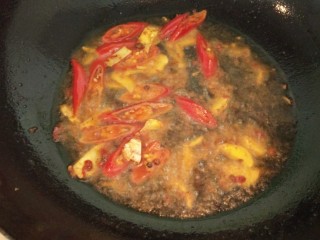 蒜苔肉丝,锅内放油适量， 小火爆香干花椒，五成热时开大火加入豆瓣炒香，加入老姜和泡椒煸炒