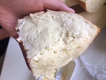 乳酪面包,夹层和两个切面都涂满乳酪酱