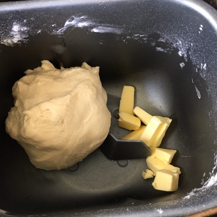乳酪面包,十五分钟左右加入黄油，继续和面半小时，然后发酵