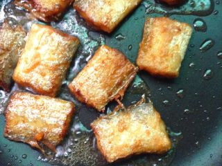 糖醋带鱼,热锅放油将鱼放入煎至两面金黄时把鱼捞出锅；