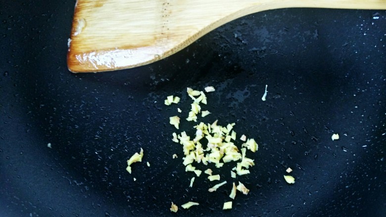 酱爆鸡柳白不老（内附烤鸭饼的详细做法）,锅中下入姜末煸香。