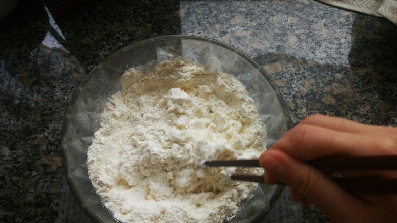 酱爆鸡柳白不老（内附烤鸭饼的详细做法）,用筷子迅速将面粉搅拌成雪花状。