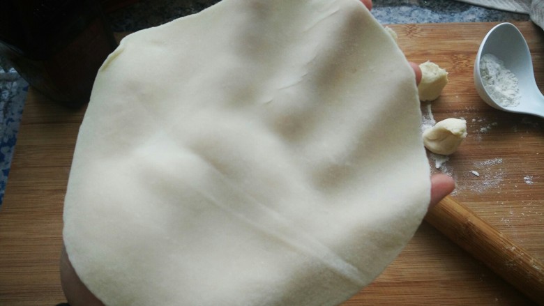 酱爆鸡柳白不老（内附烤鸭饼的详细做法）,大小大约是一个手掌大。