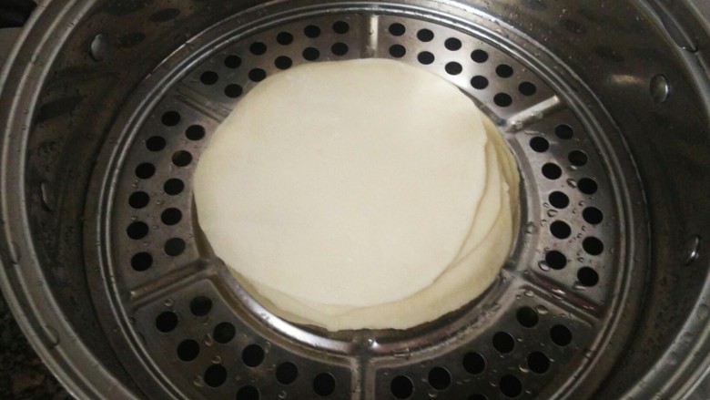 酱爆鸡柳白不老（内附烤鸭饼的详细做法）,最后将完成的饼摞在一起，上锅蒸制。在饼和饼的中间要抹上一层油，防止粘连。