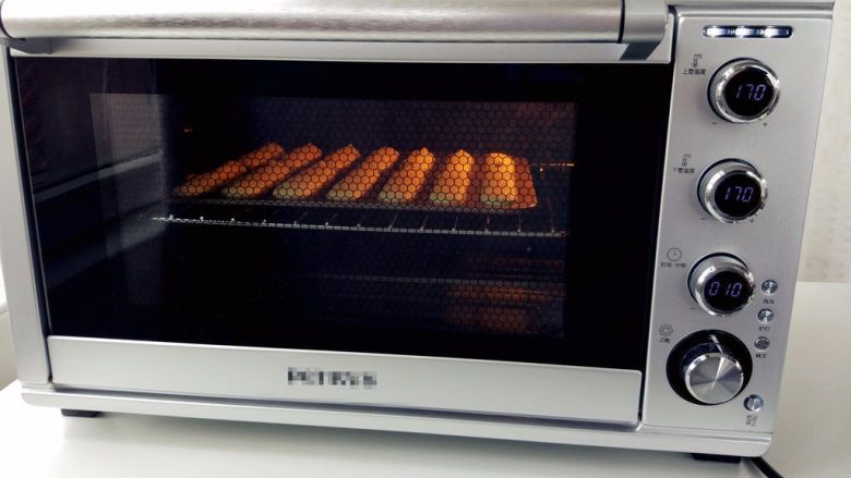 砂糖手指饼,入预热好的烤箱中层，上下火165度，开热风循环，烤12-15分钟左右。具体时间和温度要根据不同烤箱实际炉温，酌情增减