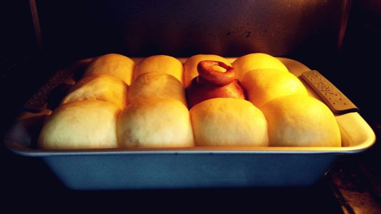 维尼熊跳跳虎挤挤小面包, 发酵到1.5倍大小后，入预热好的烤箱中层，上下火135度烤15分钟左右